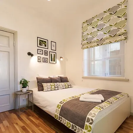Vintage 1br In Quiet Center Of *