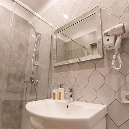 Vintage 1br In Quiet Center Of Apartman *